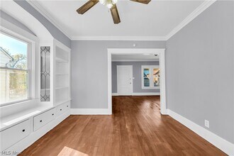 8113 Garfield Blvd in Garfield Heights, OH - Foto de edificio - Building Photo