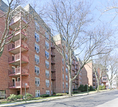 Wellesley Gardens in Little Neck, NY - Building Photo - Building Photo