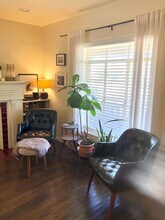 209-211 N Tennant St in Dallas, TX - Building Photo - Building Photo