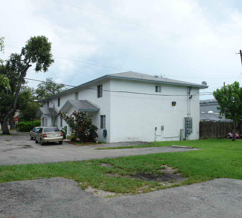 2570-2576 NE 193rd St in Miami, FL - Building Photo