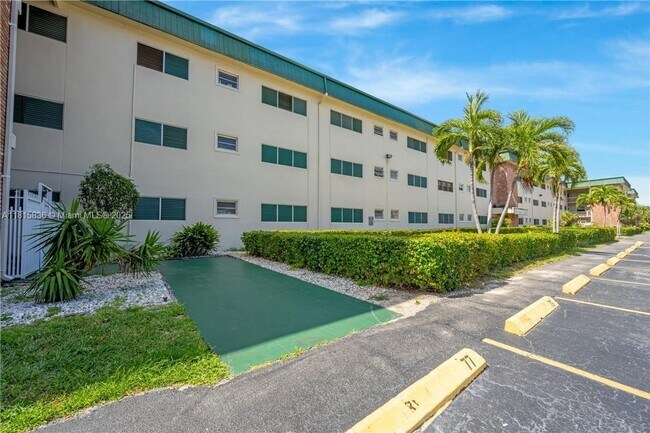 1450 Atlantic Shores Blvd in Hallandale Beach, FL - Building Photo - Building Photo