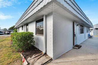 202 Bedford Trail in Sun City Center, FL - Building Photo - Building Photo