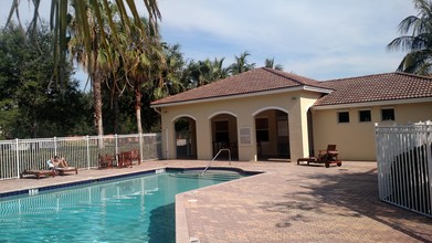 47 SE Sedona Cir, Unit 101 in Stuart, FL - Foto de edificio - Building Photo