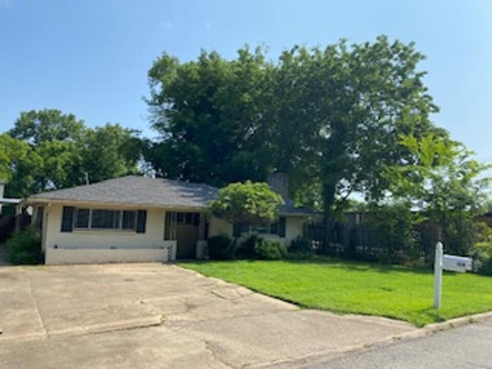 104 W Fourteenth St in Russellville, AR - Building Photo