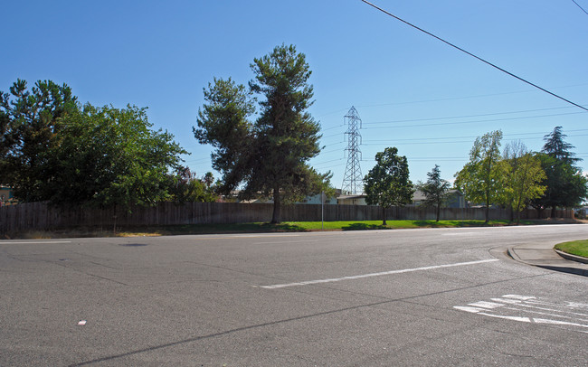 Village Green Mobile Home Park in Sacramento, CA - Foto de edificio - Building Photo