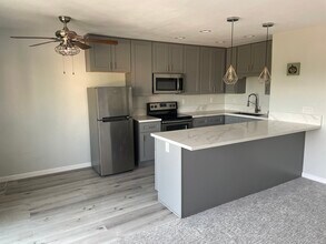 7555 Linda Vista Rd in San Diego, CA - Building Photo - Building Photo