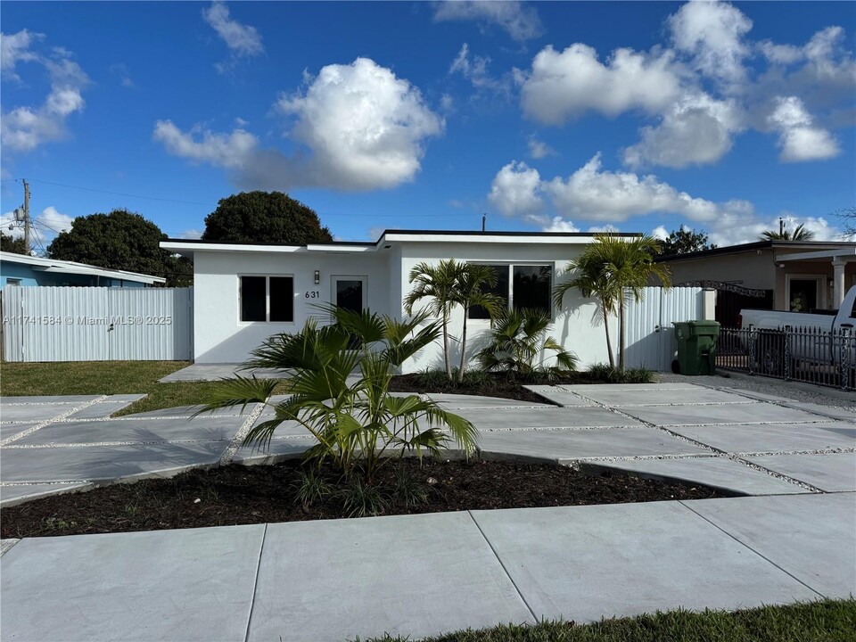 631 E 43rd St in Hialeah, FL - Building Photo