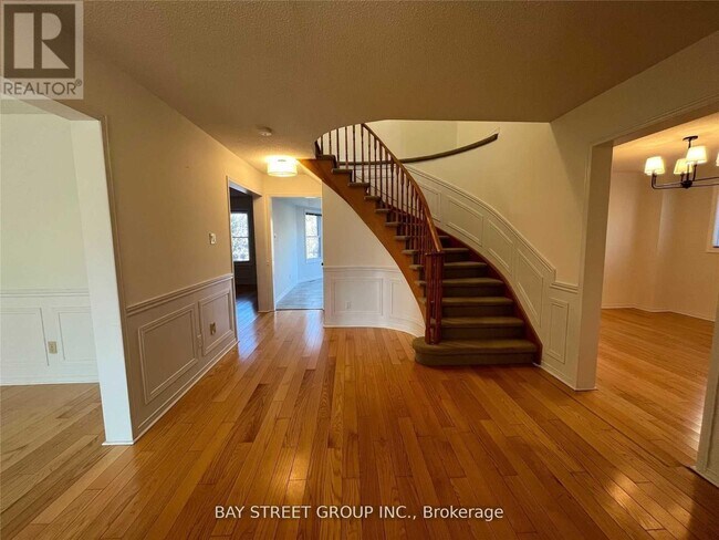 342 Carrier Ln in Oakville, ON - Building Photo - Building Photo