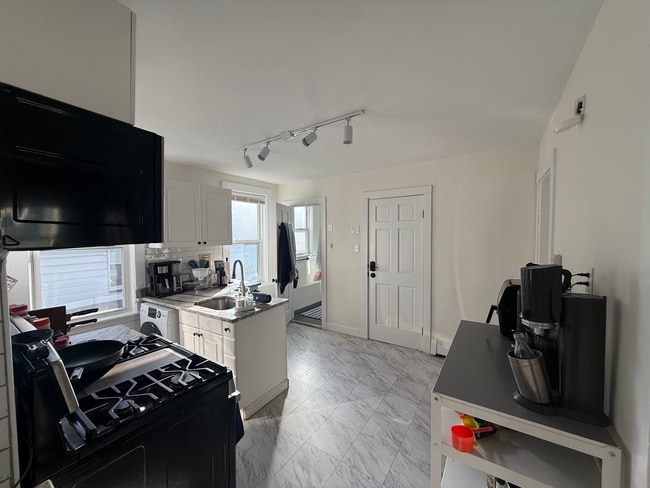 24 Granite St, Unit 2 Beds 1 Bath Apartment Near Union Square in Somerville, MA - Foto de edificio - Building Photo