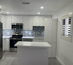 6005 NW 39th St in Virginia Gardens, FL - Building Photo - Building Photo