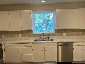 1038 Westhaven Dr in West Columbia, SC - Foto de edificio - Building Photo