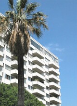 Hollywood Versailles Tower in Los Angeles, CA - Foto de edificio - Building Photo