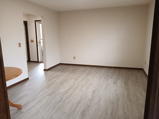 812 Linworth Rd E in Columbus, OH - Foto de edificio - Building Photo