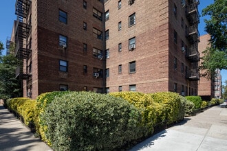 99-65 64th Rd in Rego Park, NY - Foto de edificio - Building Photo