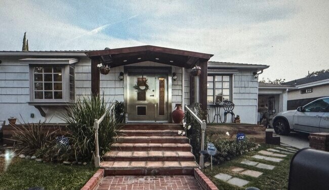 17538 Collins St in Los Angeles, CA - Building Photo - Building Photo