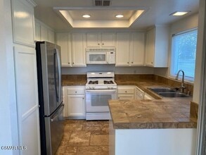 132 Rosehedge Ln in Oak Park, CA - Building Photo - Building Photo