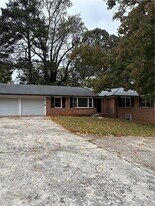 2704 Favor Rd SW in Marietta, GA - Building Photo