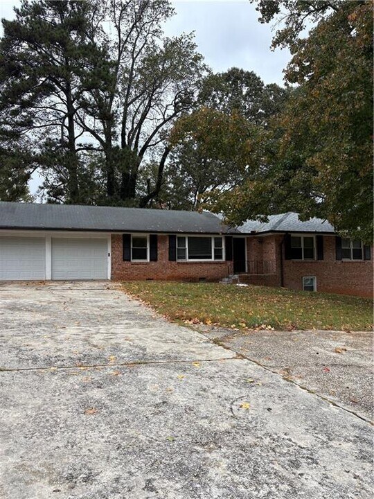 2704 Favor Rd SW in Marietta, GA - Building Photo