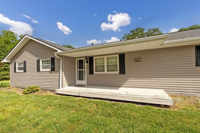 5796 Beecher Rd in Granville, OH - Building Photo - Building Photo