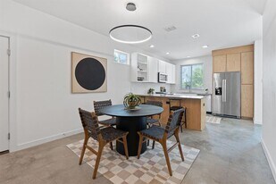 705 N Bluff Dr in Austin, TX - Building Photo