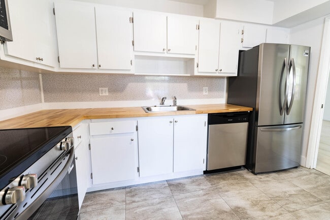 4007 N Cypress Dr in Pompano Beach, FL - Building Photo - Building Photo