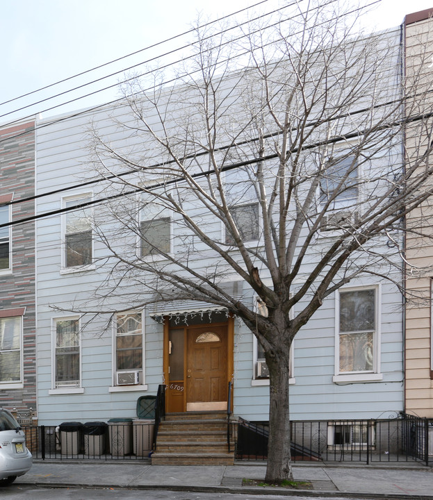 6709 Forest Ave in Ridgewood, NY - Building Photo