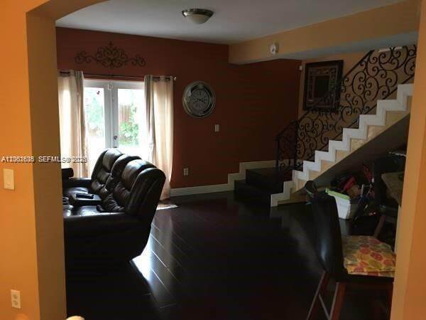 8067 NW 199th Terrace in Hialeah, FL - Foto de edificio - Building Photo