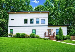 3040 Valley Cir in Decatur, GA - Building Photo