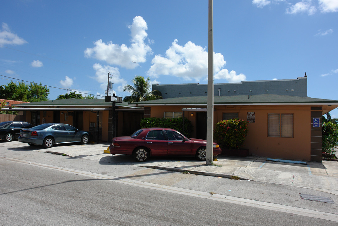 835 SW 24th Ave in Miami, FL - Foto de edificio