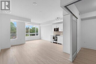2075 King Rd in King City, ON - Building Photo - Building Photo