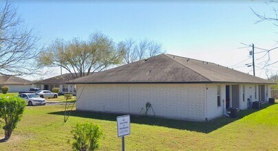 402 Hinojosa Dr in Edcouch, TX - Building Photo - Building Photo