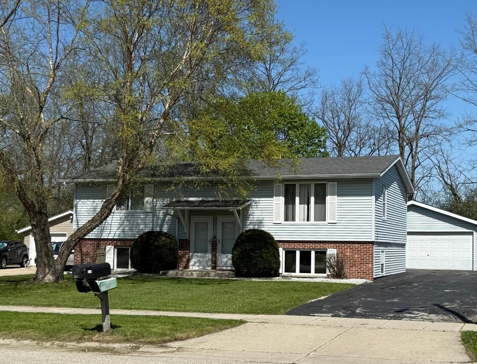 632 S Colonial Pky in Saukville, WI - Foto de edificio