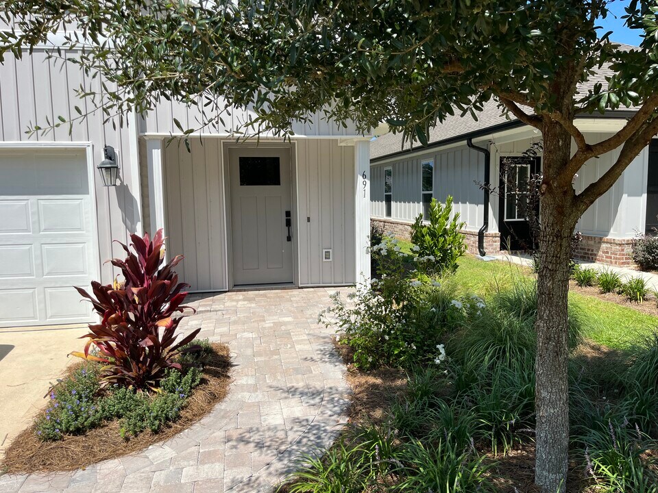 691 Earl Godwin Rd in Freeport, FL - Building Photo