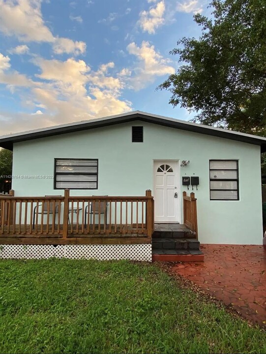 40 SE 12th St in Dania Beach, FL - Building Photo