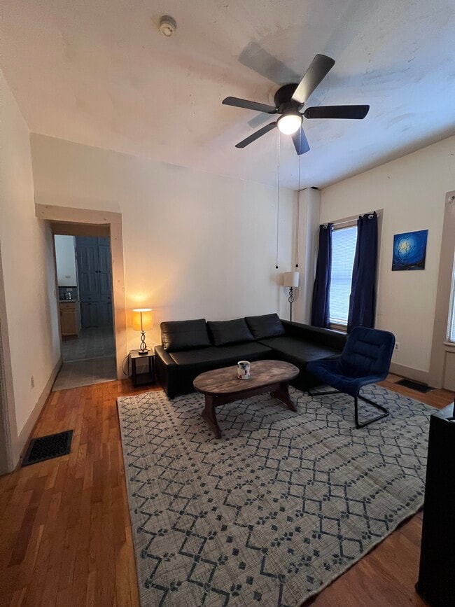 32 Cliff St, Unit 1 st floor in Oneonta, NY - Foto de edificio - Building Photo