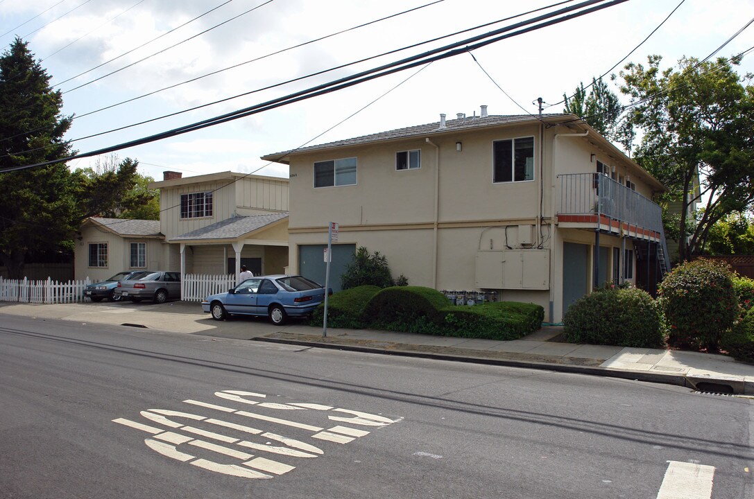 606 E Santa Inez Ave in San Mateo, CA - Foto de edificio