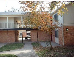 Plainsman Apartments in Bryan, TX - Foto de edificio - Building Photo