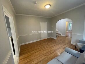 23 Emery St, Unit 1 in Medford, MA - Foto de edificio - Building Photo