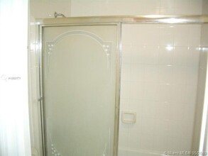 6904 N Kendall Dr in Miami, FL - Building Photo - Building Photo
