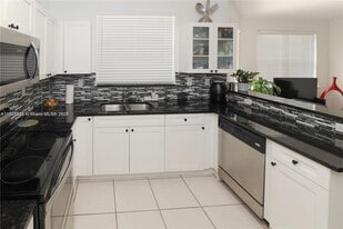 4866 NW 108th Psge in Doral, FL - Building Photo