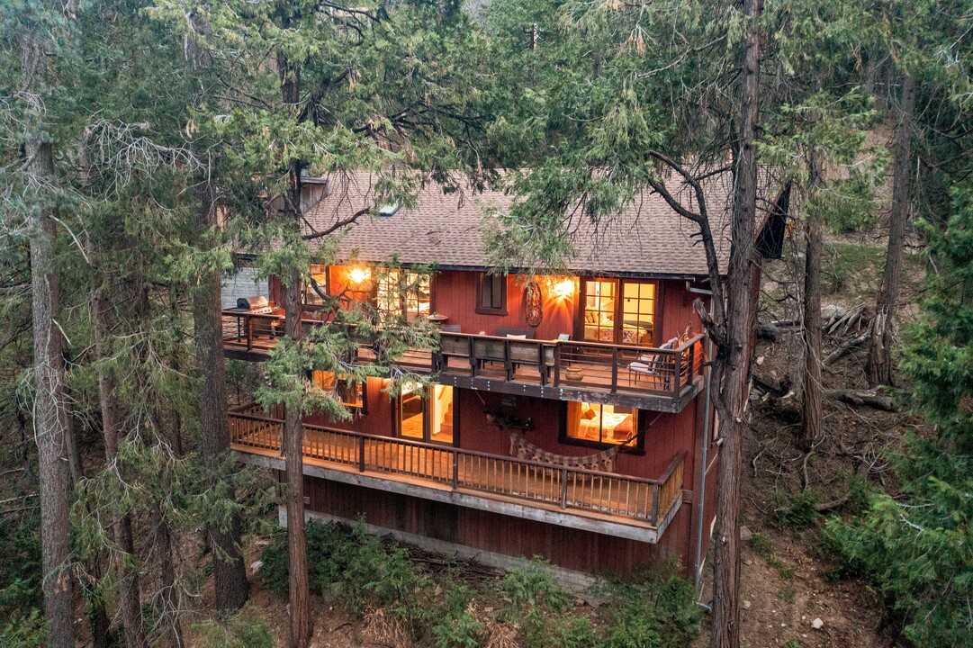 24166 Cresta Dr in Crestline, CA - Foto de edificio