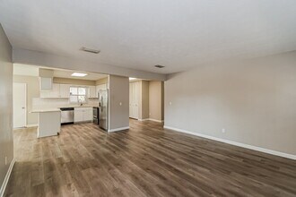 5942 Jaguar Dr W in Jacksonville, FL - Foto de edificio - Building Photo