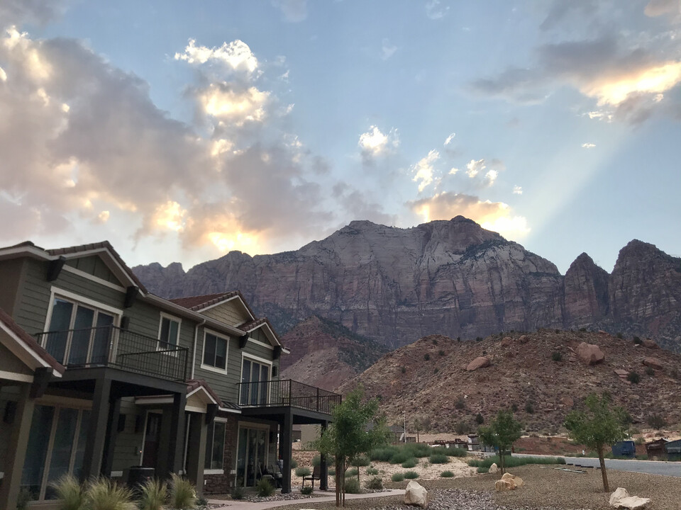 Moenave Townhomes in Springdale, UT - Building Photo