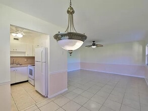 202 Bedford Trl, Unit 105 in Sun City Center, FL - Foto de edificio - Building Photo