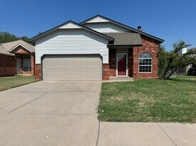 2605 Briarcliff Dr in Moore, OK - Building Photo