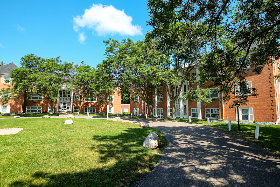 Knollwood Estates in St. Louis Park, MN - Building Photo