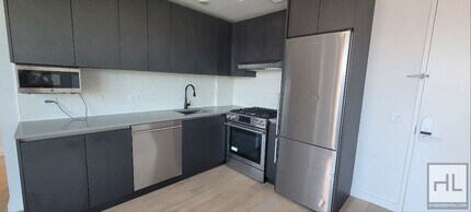 Modern 1-Bedroom Apartment with a Balcony! in Queens, NY - Foto de edificio - Building Photo