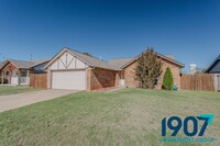 1509 NE 6th St in Moore, OK - Foto de edificio - Building Photo