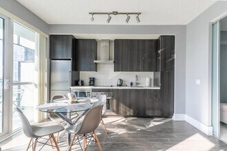 255 Front St W in Toronto, ON - Building Photo - Building Photo