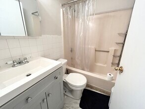 62 Hammond St, Unit 1 in Boston, MA - Foto de edificio - Building Photo